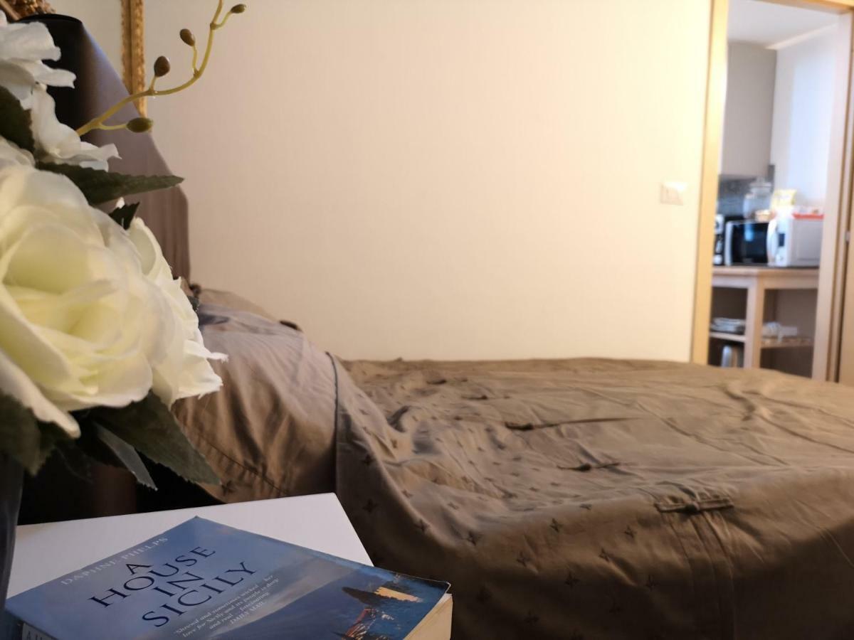 Frida - One-Bedroom Apartment By Piazza Duomo Катания Екстериор снимка